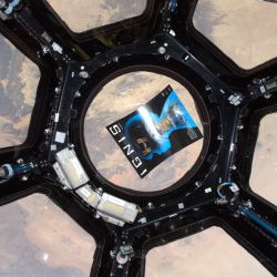 Zdjęcie plakatu IGNIS autorstwa Andrzeja Pągowskiego na ISS.