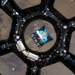 Zdjęcie plakatu IGNIS autorstwa Andrzeja Pągowskiego na ISS.