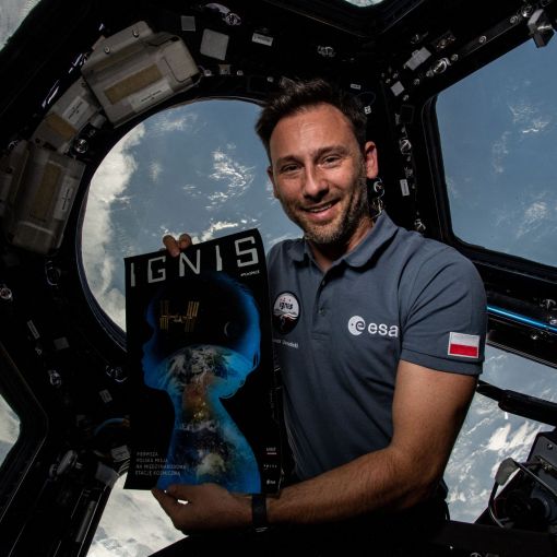 Zdjęcie plakatu IGNIS autorstwa Andrzeja Pągowskiego na ISS.