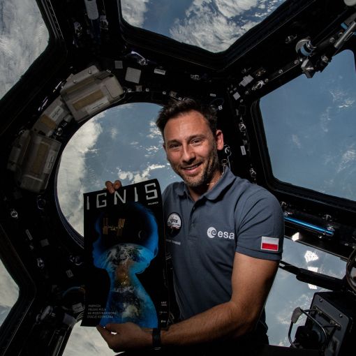 Zdjęcie plakatu IGNIS autorstwa Andrzeja Pągowskiego na ISS.