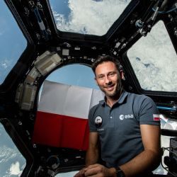 Zdjęcie polskiej flagi na ISS.