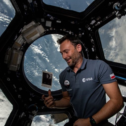 Zdjęcie pamiątek związanych z Marią Skłodowską-Curie na ISS.