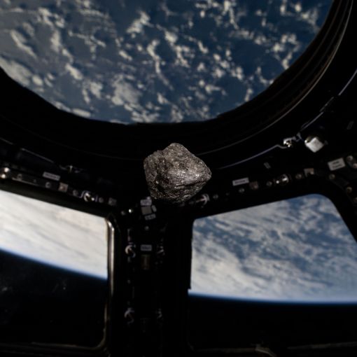  Zdjęcie bryłki soli kamiennej z Wieliczki na ISS.
